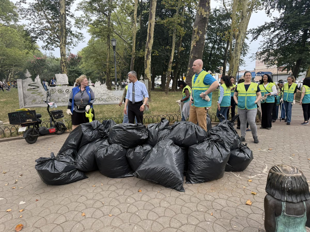 AMLesterChangNY's tweet image. Today Leif Erickson park received a much needed cleanup. Joint participation with my office , Senator Chan and The World Mission Society Church of God, over 70 volunteers cleaning the park. Park goers thank our efforts, I hope we make the park a little bit cleaner.