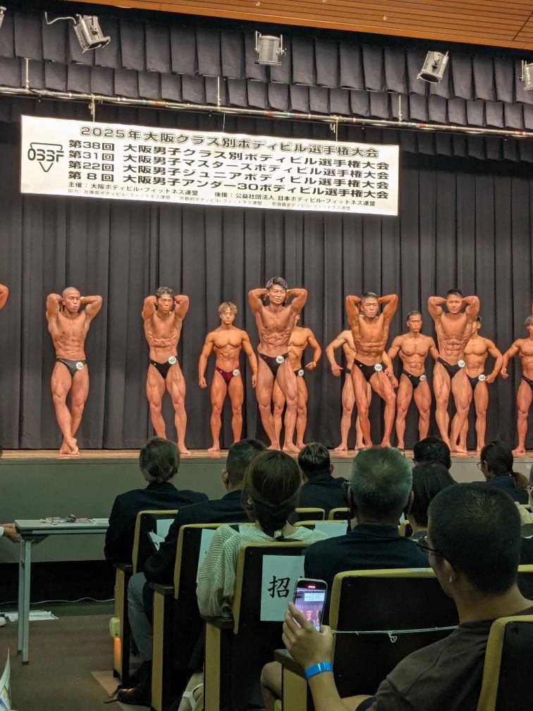 kensei_vlog's tweet image. 改めて、大阪クラス別2025年終了しました。結果は75kg超級、アンダー30共に予選落ちでした。
ただ、歩幅はちっちゃいけど確実に前には進めてるはず。優勝する為には優勝するまで出続けるしかない思うので、不屈の闘志で何度でも蘇り続けます。
あざした!
ボディビル最高だぜ!
#大阪クラス別
#JBBF