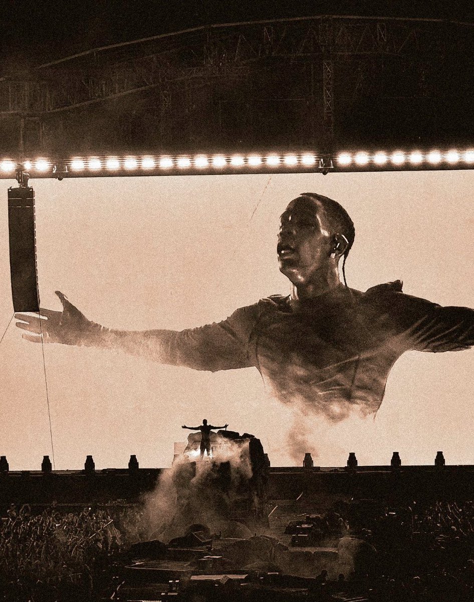 AstroMagazine_'s tweet image. 🚨UTOPIA de Travis Scott fête ses 2 ans aujourd’hui !
Un album légendaire, suivi d’une tournée tout aussi iconique. Merci encore pour les travaux 🫡🔥
(Balancez vos photos/ vidéos de la tournée 📸)