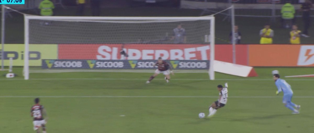 ntbrener's tweet image. Um jogador profissional perder um gol desse, beira o inadmissível kkkkkkk