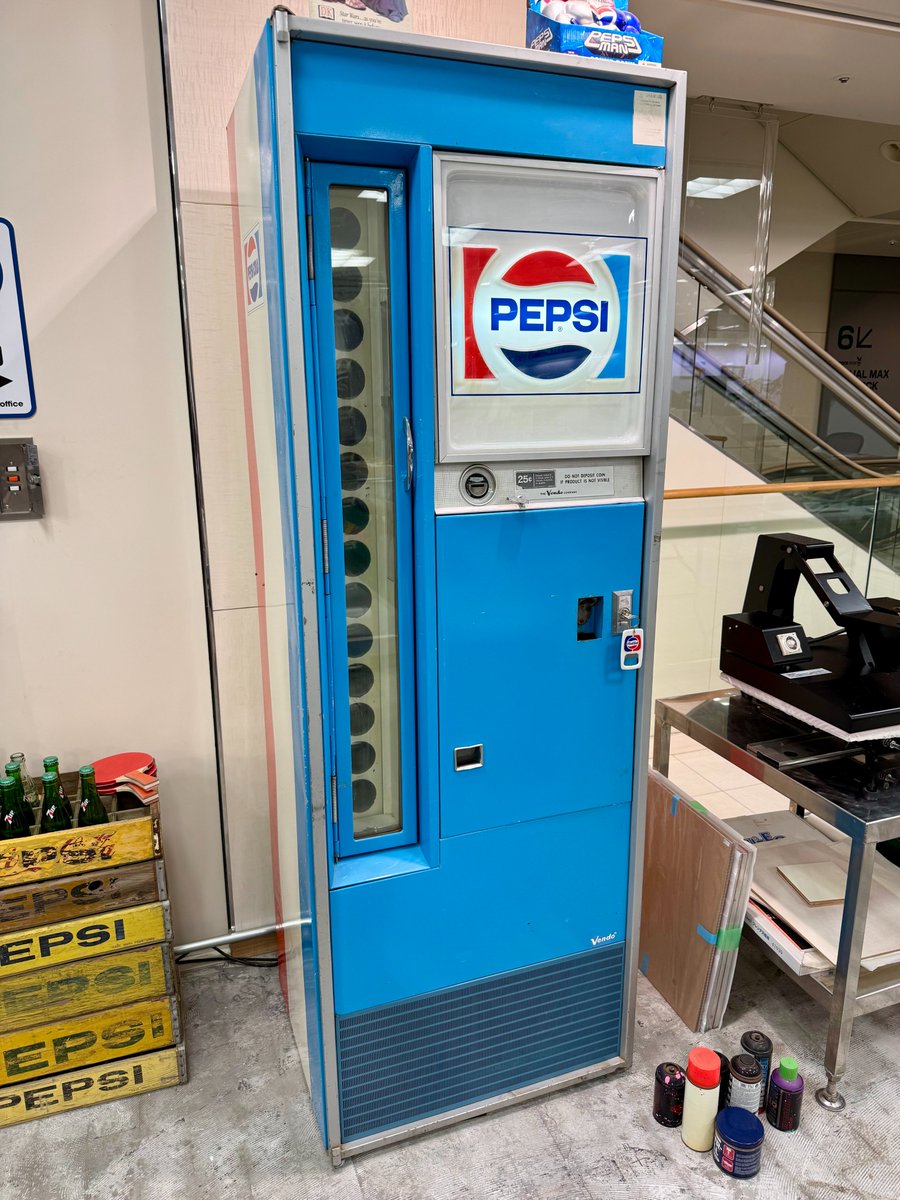 HamazakiTakashi's tweet image. 写真はこの間前橋でみかけたペプシの瓶の自販機。
ペプシの水色は素敵です。
やっぱり瓶のジュースはうまい！