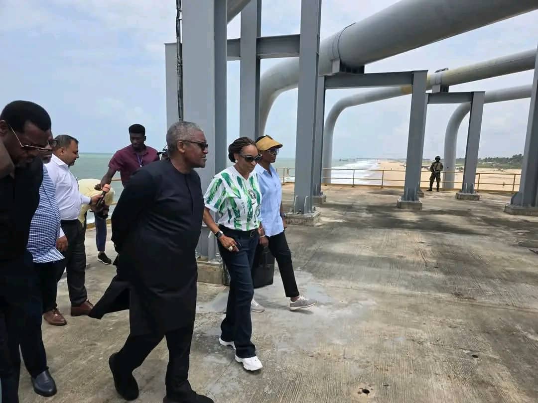 RealBushariSMA's tweet image. PHOTO NEWS: @AlikoDangote Dangote, the President and CEO of @DangoteGroup Industries Limited, received in audience the @fmitiofficial Minister of Industry, Trade, and Investments, @joduwole to the Dangote Petroleum Refinery and Petrochemicals Complex in Ibeju-Lekki, Lagos.