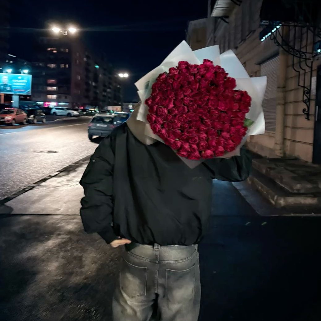 пришлось искать круглосуточный.. держи, птичка, это тебе. 

завтра подъем пораньше, я записал нас в гончарную мастерскую, будем лепить уродливую посуду.