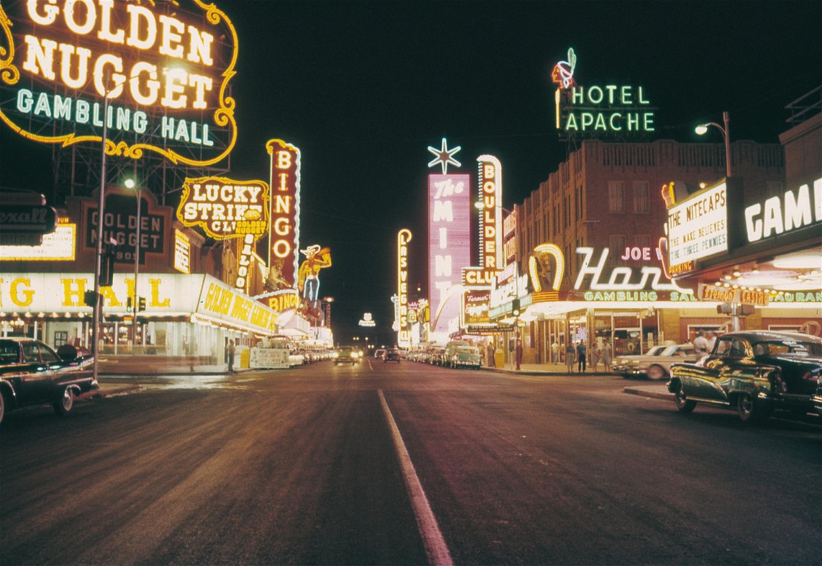 First street paved in Las Vegas in 1925.

1958📸Darrell Clayton Crain Jr.