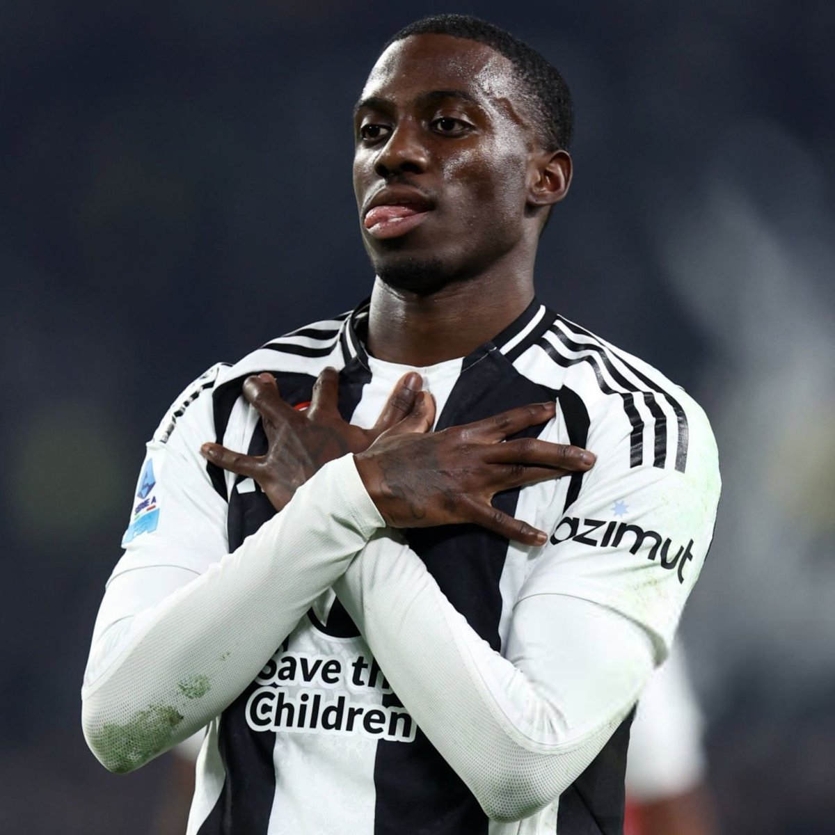 FT_Italiano_'s tweet image. 🔥🗣 Duras palabras de Badou Sambague, agente de Timothy Weah:

&quot;El departamento deportivo de la Juventus está formado por tres personas: dos que buscan soluciones y uno que crea problemas. Quería obligar a Tim a ir donde él no quería [al Nottingham Forest]. Hoy, como venganza,…