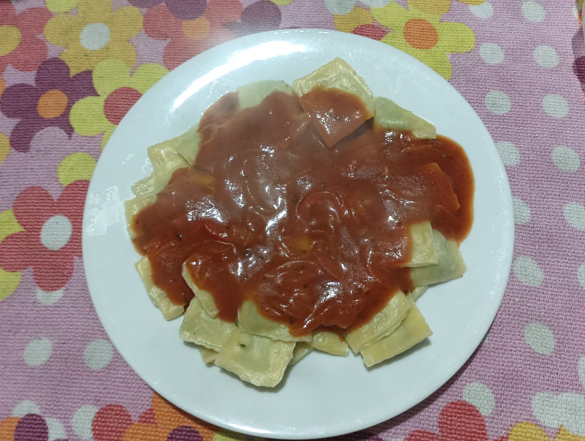 firthgadling's tweet image. imaginate odiarme y q yo esté en mi casa comiendo ravioles con salsa