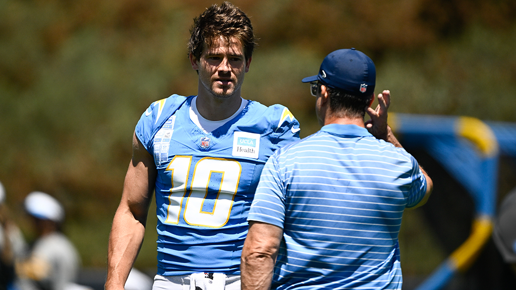 AroundTheNFL's tweet image. Jim Harbaugh: "Justin Herbert's biggest weakness is" offensive teammates must "get to his level"
nfl.com/news/jim-harba…