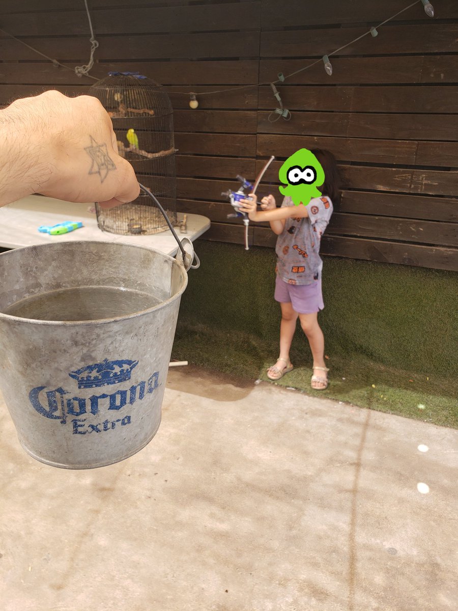 GuzmanGreNas's tweet image. Esta practicando con su nuevo Tri Stringer pero nada le gana a un buen Derramatic Corona
🦑🏹🪣🐙