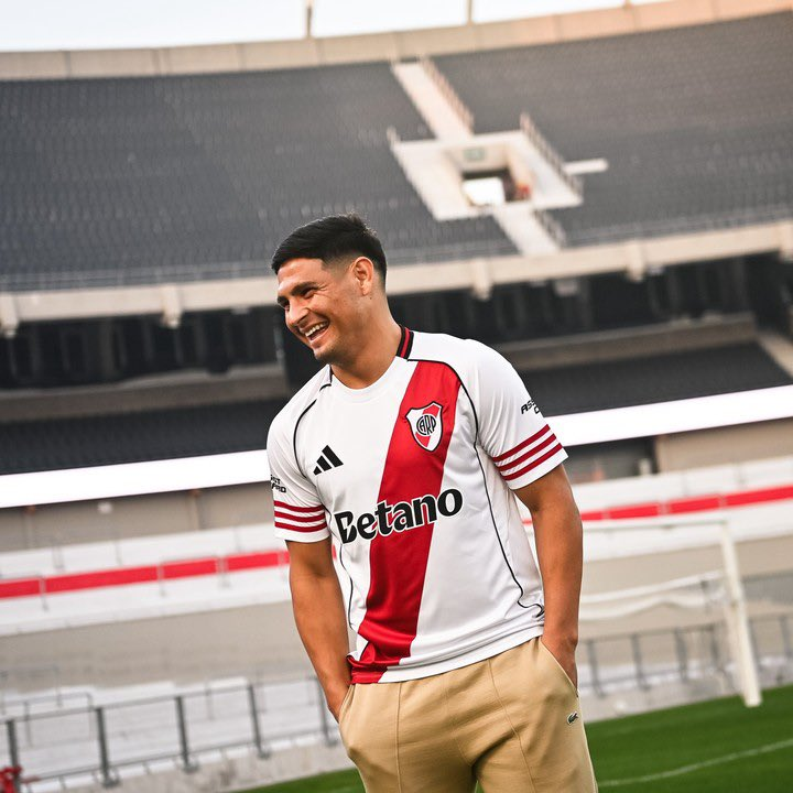 Salas lesionado en River 😁☠️

9 palos 200