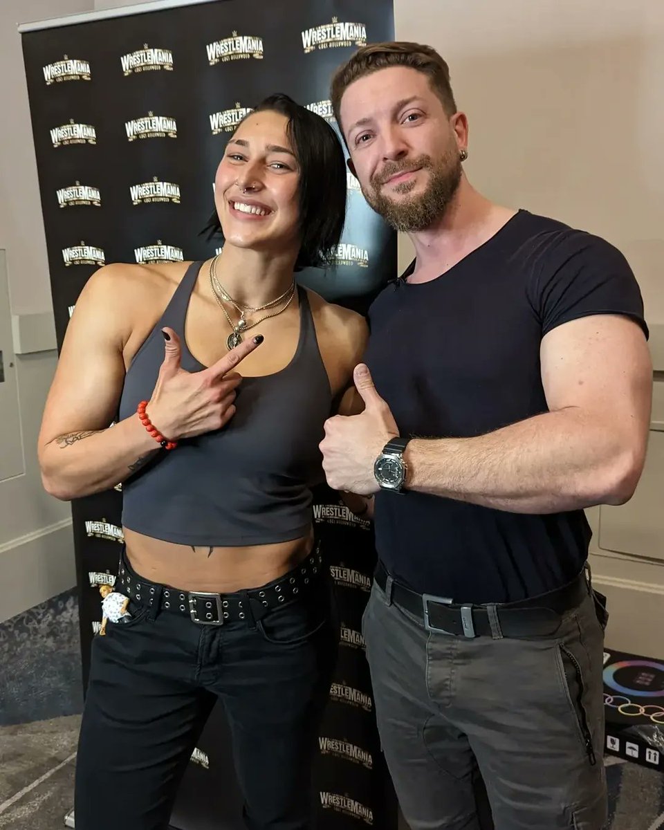 AMari552's tweet image. Rhea
Awesome throwback of WM39 having quality time with her most loyable mosherz around the globe 🌍
Mauricio was able to know her before her amazing win against Charlotte Flair
📸:@themerluzz_wrestling (IG)