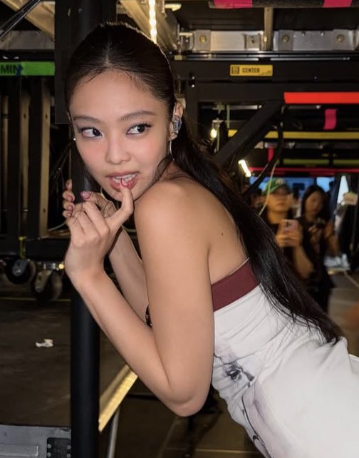 jenscharisma's tweet image. she’s so fine