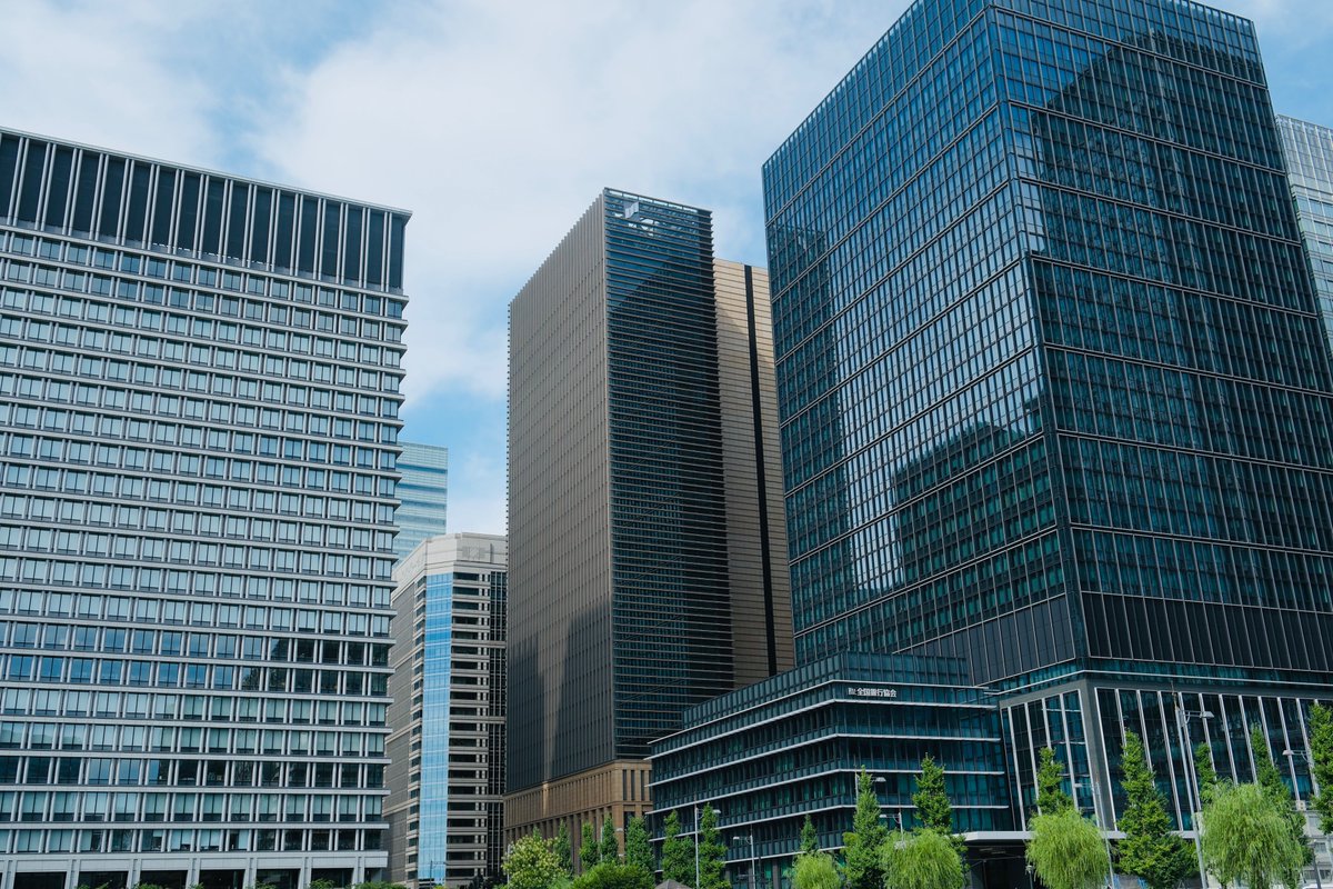 japanauthor's tweet image. This is how the Tokyo government deludes itself and the populace and allows developers to get away with murder (almost literally as people die from heat stroke.) These huge blocks of glass and concrete are built creating a heat island while a few desultory trees are planted.