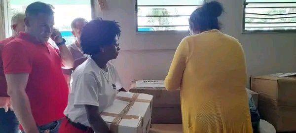 SuselyMorfaG's tweet image. Hoy las instalaciones y agencias del @MinturCuba,en #VillaclaraConTodos se realizó una importante donación al Centro de Protección Social. Se entregó Ropa,calzado y productos de aseo, gracias por la sensibilidad para con las personas en situaciones de vulnerabilidad
