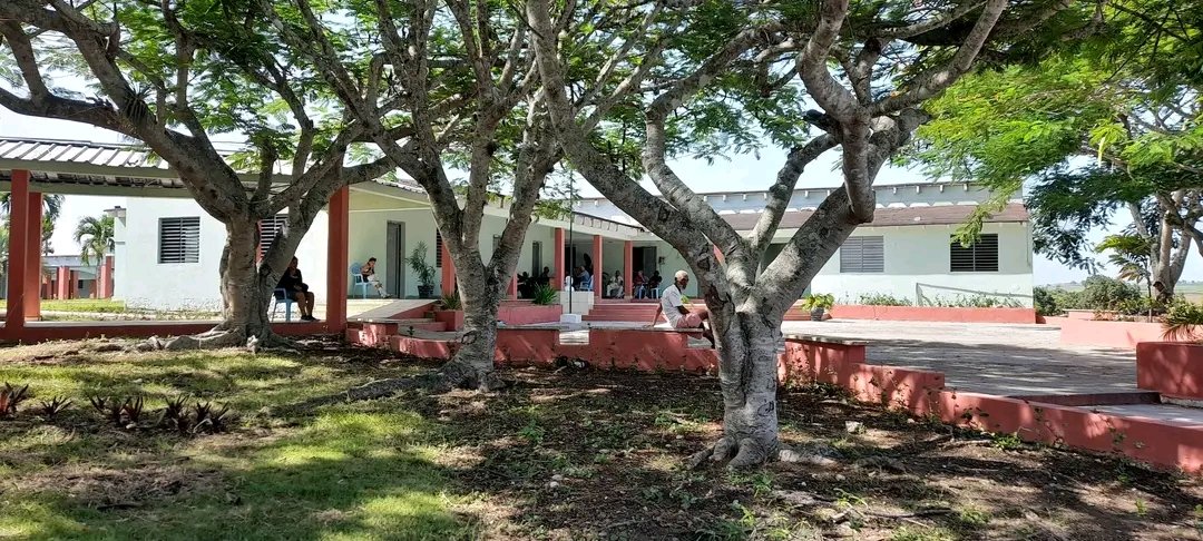 SuselyMorfaG's tweet image. Hoy las instalaciones y agencias del @MinturCuba,en #VillaclaraConTodos se realizó una importante donación al Centro de Protección Social. Se entregó Ropa,calzado y productos de aseo, gracias por la sensibilidad para con las personas en situaciones de vulnerabilidad