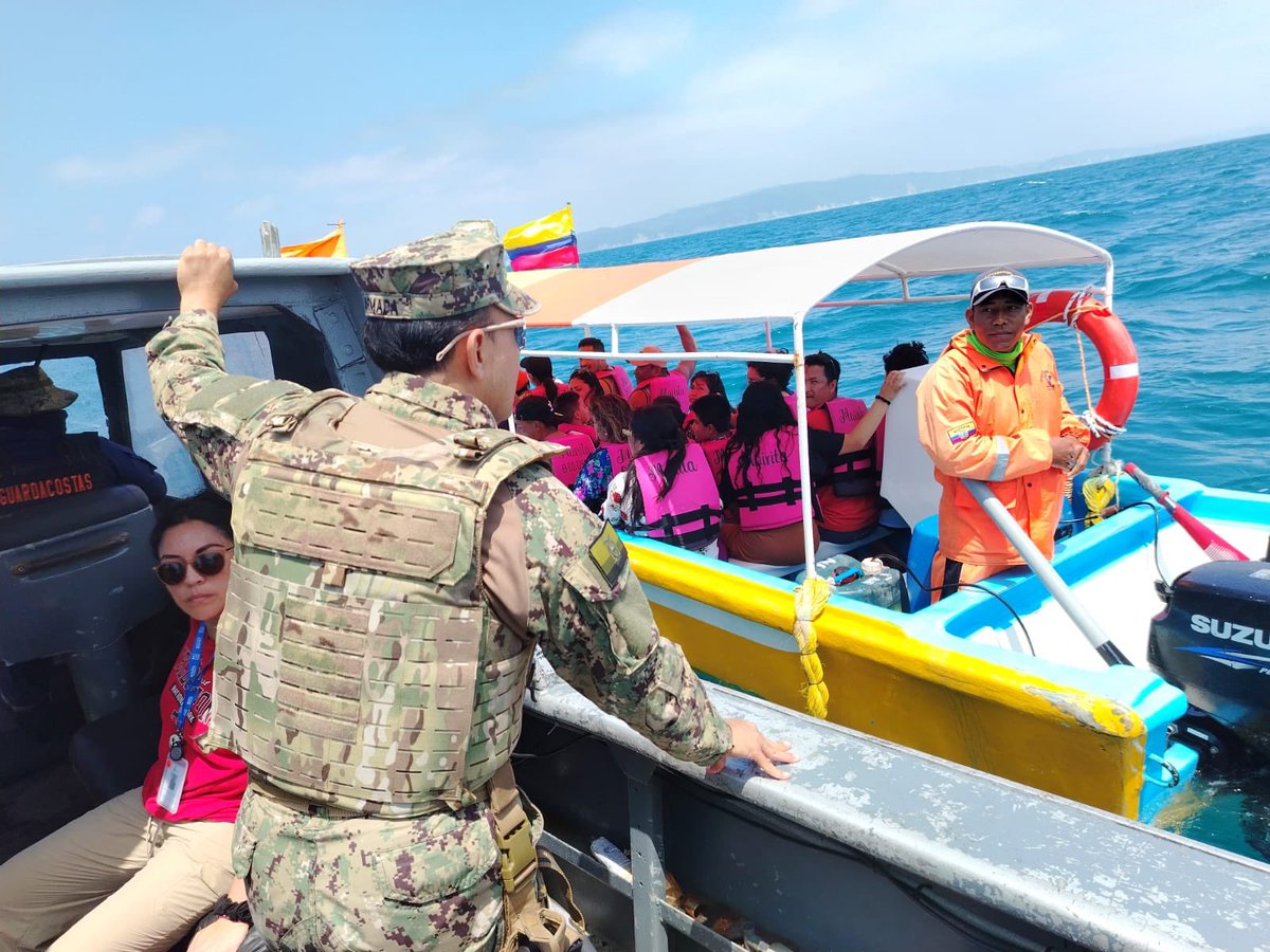 armada_ecuador's tweet image. #Esmeraldas || La Armada del Ecuador a través de la Capitanía del Puerto de Esmeraldas en coordinación con el Ministerio de Turismo, realizó patrullajes e inspección de embarcaciones; con el objetivo de brindar seguridad durante el avistamiento de ballenas en las playas del…
