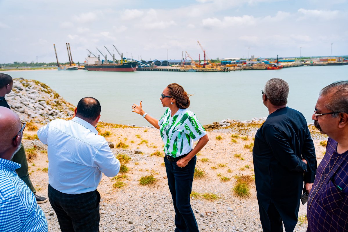 kwarablog's tweet image. Driving Nigeria’s Industrial Future🇳🇬🇳🇬🇳🇬🎯
Today, @joduwole toured the world‑class Dangote Refinery, with Alhaji @AlikoDangote GCON  himself leading the way. This $20 billion investment is far more than a refinery, it is a bold statement of confidence in Nigeria’s economy.…