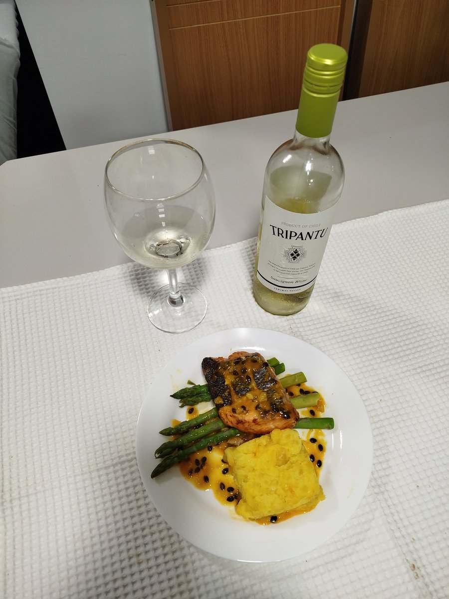 IremarSantos7's tweet image. Vai um salmão ao molho de maracujá e aspargos com um purê de batata salsa aí