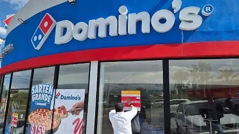Porque es tendencia en México (@xqestendenciamx) on Twitter photo 🚨 San Luis Potosí, Domino's :
Porque la empresa de pizzas <a href="/dominos/">Domino's Pizza</a> contrató a un genio en la mercadotecnia y se burlaron de la pésima calidad de las calles en la ciudad.
💩
¿Qué hizo el gobierno? ¿Hacer su jale y parchar los baches?
🤔
Naaaaaambre los clausuraron.
🤡
#RT 🚨 San Luis Potosí, Domino's :
Porque la empresa de pizzas <a href="/dominos/">Domino's Pizza</a> contrató a un genio en la mercadotecnia y se burlaron de la pésima calidad de las calles en la ciudad.
💩
¿Qué hizo el gobierno? ¿Hacer su jale y parchar los baches?
🤔
Naaaaaambre los clausuraron.
🤡
#RT