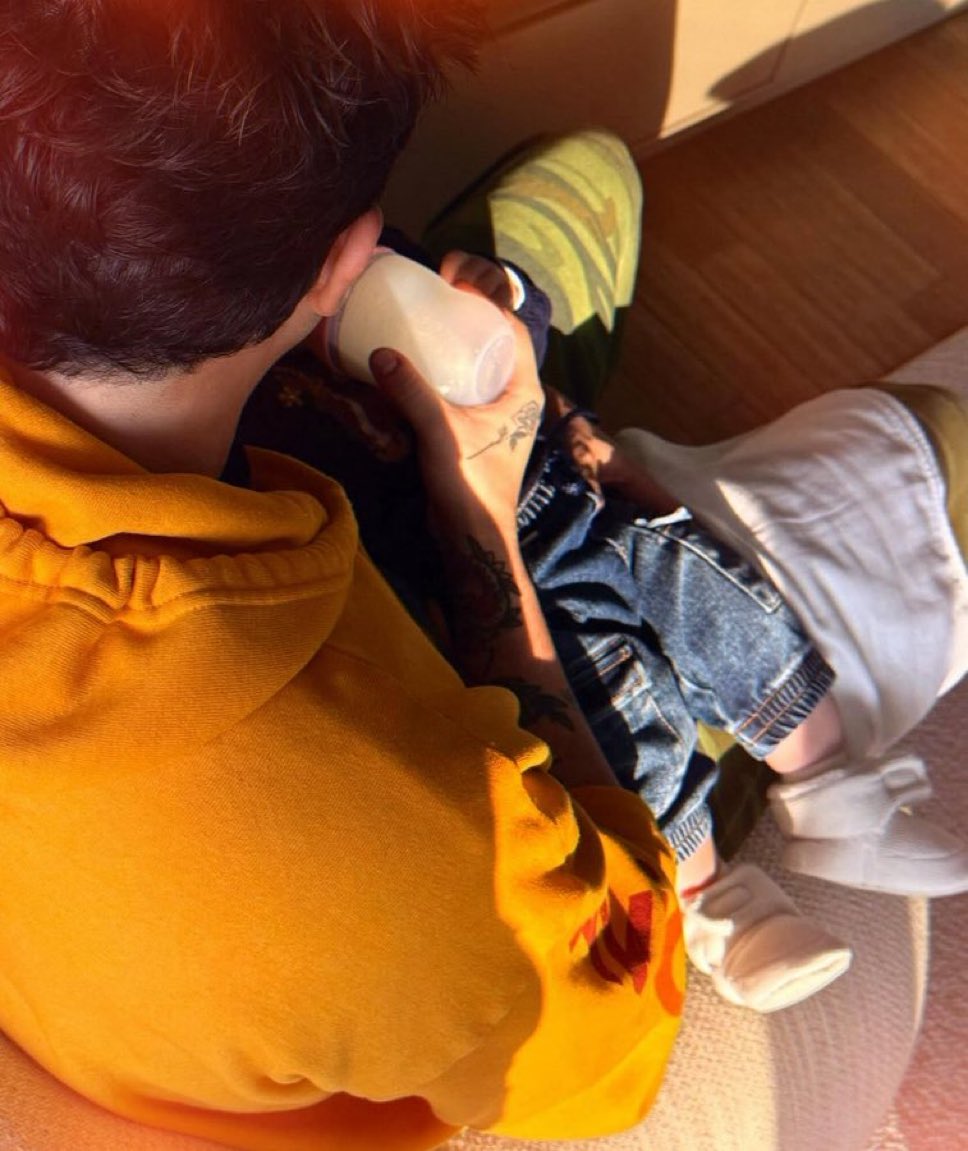 Vingador_LS's tweet image. uma imagem dessa faz o fim de domingo ficar maravilhoso para nós fãs, Luanzinho com a Luanzinha no braço 🥹🫠🥰