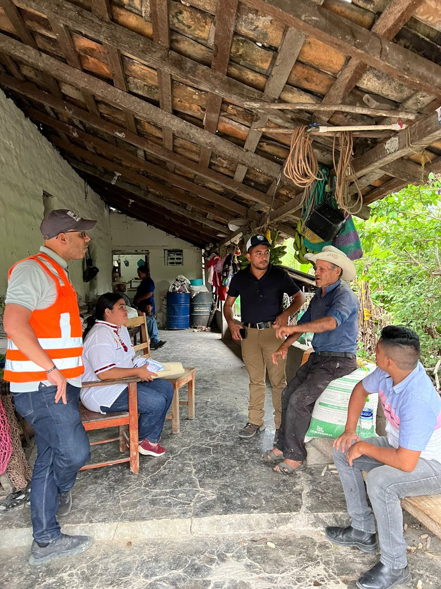 RamiroOcasio's tweet image. Pláticas interminables en comunidades de mi tierra bella Honduras, son las que llevaré en mi corazón para siempre! @FEIHonduras me ha enseñado que aunque trabajo a tiempo completo, como muchos, es importancia de hacer tiempo para ayudar a los demás. Te amo Honduras!