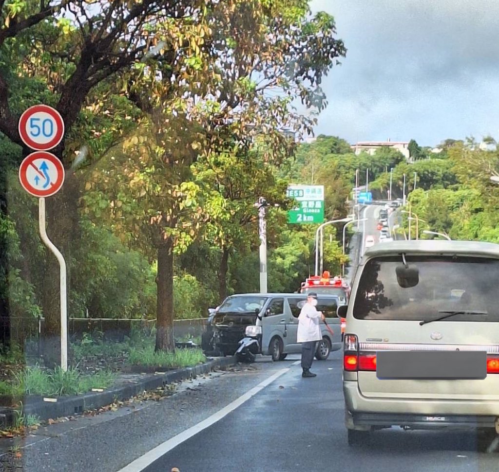 localOKINAWA's tweet image. 【沖縄県地元情報局】
宜野座バイパス まるしんそば近く 事故により上下線共に渋滞中!
付近を通行する方はご注意下さい。
シェアお願いします‼︎
📢LINEで情報が来る!
【オキジモ通知プラン】登場💫
line.me/R/ti/p/@551knr…