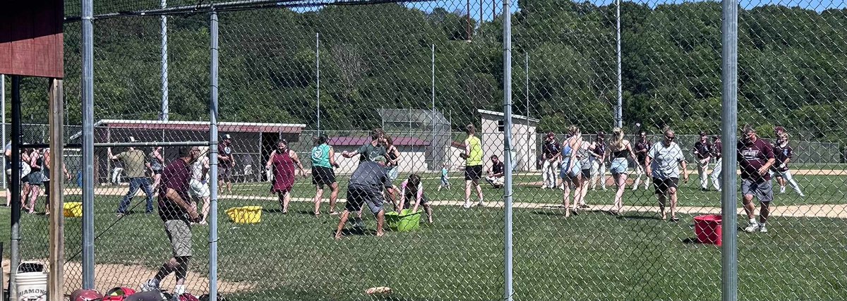 Hawks 8 Eagles 0

Ryan &amp; Buck pitch the shutout. Myer does not hit a HR for the 3rd straight game. 👎

Hawks finish the regular season 11-4, 10-4 in SCVBL play. Will find out our playoff draw on Tuesday. 

Water balloon fight after between fans &amp; players. #hawksnation #NLU #FTV