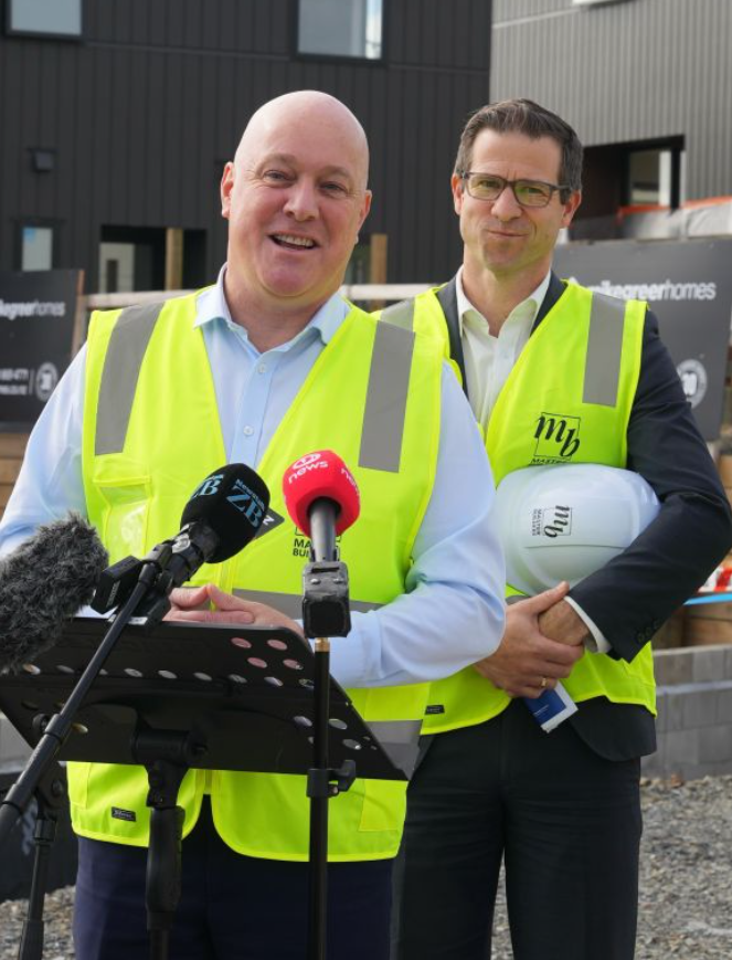 MsWonderOutLoud's tweet image. Chris Penk is trying to keep a straight face and failing. What's tickling his funny bone?