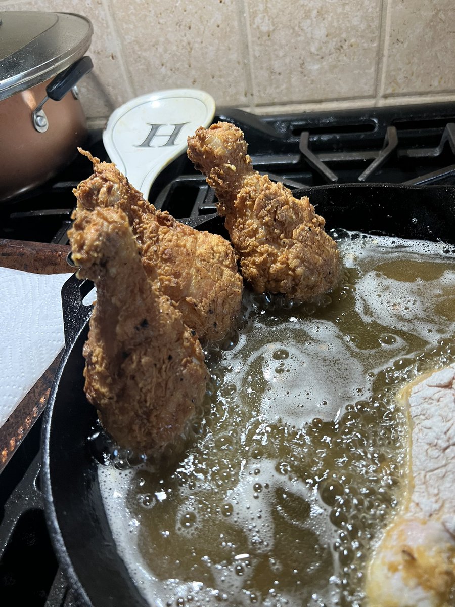 BHern86's tweet image. Birds in the kitchen 🔥