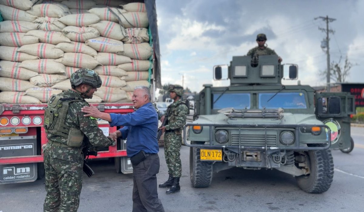 GermanBahamon's tweet image. Nuestro más sincero agradecimiento a la Tercera División del Ejército Nacional, en cabeza de su comandante, el General Federico Mejía, y a todos sus soldados, por la oportuna recuperación de una tractomula con su valiosa carga de café pergamino, hurtada por facinerosos en…
