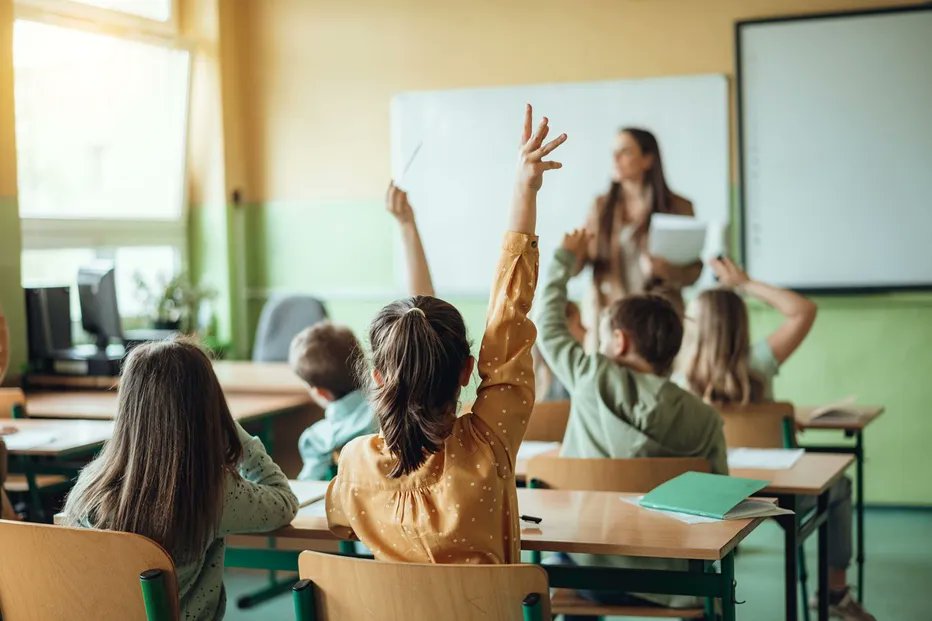 LeonorReis2010's tweet photo. A escola não é um laboratório de ideologias!!
As crianças precisam de educação clara e objetiva, não de confusão. A disciplina de CD deve ensinar valores de respeito mútuo, sem que pautas controversas, como a ideologia de género, causem dúvidas ou divisões desnecessárias. https://t.co/k2h2g16vAq
