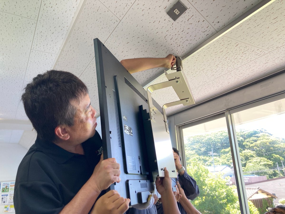 JMETS_tatekai's tweet image. 生徒達が夏休み期間中も教員一同、通知表等の発送準備で大忙しです。
本日は、2学期以降の教育の質を上げるために、各教室に天井吊りのモニターを設置しました。生徒の皆さん、楽しみにしてくださいね