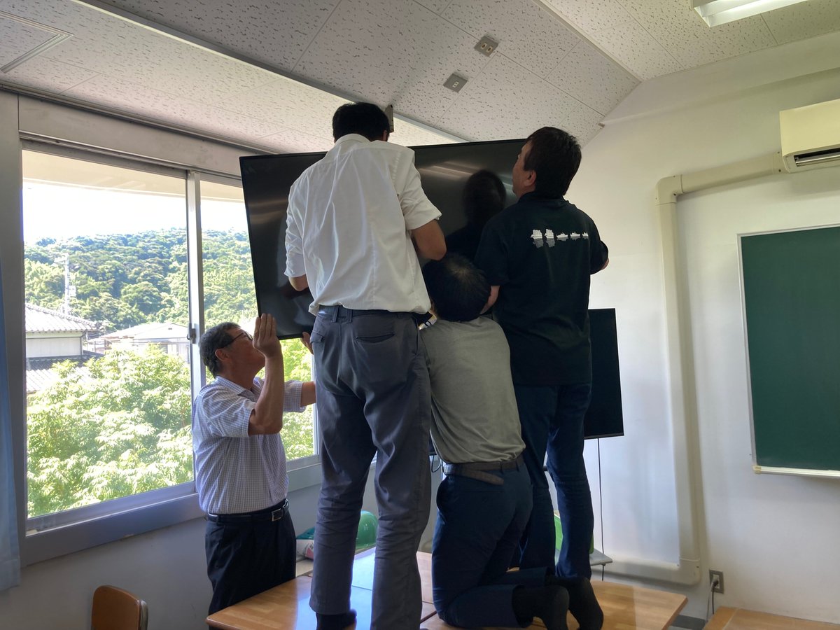 JMETS_tatekai's tweet image. 生徒達が夏休み期間中も教員一同、通知表等の発送準備で大忙しです。
本日は、2学期以降の教育の質を上げるために、各教室に天井吊りのモニターを設置しました。生徒の皆さん、楽しみにしてくださいね