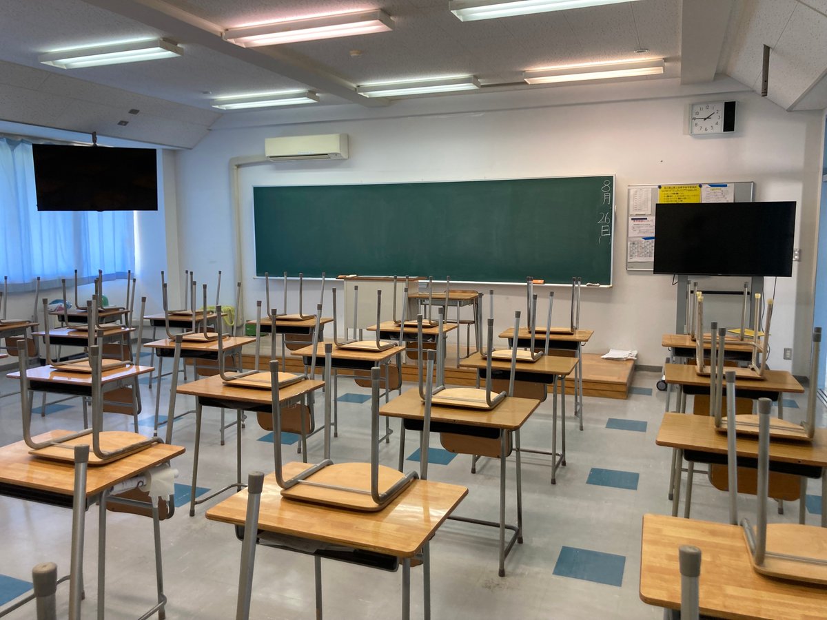 JMETS_tatekai's tweet image. 生徒達が夏休み期間中も教員一同、通知表等の発送準備で大忙しです。
本日は、2学期以降の教育の質を上げるために、各教室に天井吊りのモニターを設置しました。生徒の皆さん、楽しみにしてくださいね