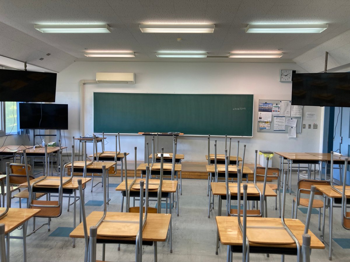 JMETS_tatekai's tweet image. 生徒達が夏休み期間中も教員一同、通知表等の発送準備で大忙しです。
本日は、2学期以降の教育の質を上げるために、各教室に天井吊りのモニターを設置しました。生徒の皆さん、楽しみにしてくださいね