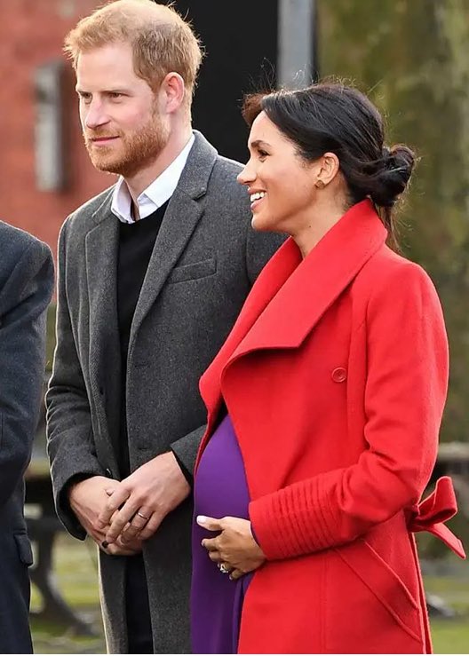 SeeingTheVeil2's tweet image. The ‘Birkenhead Bump’. This is another outfit that, I think,proves that Twerchel was faking this pregnancy. She just couldn’t keep this belly inflated,at this function. So,she simply tied the coat shut.
How? How can someone in a high profile position just smile for the…
