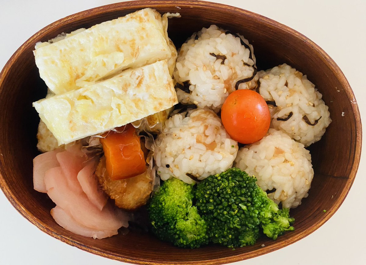 maiko3desu's tweet image. 今朝は地元近鉄大久保駅からのスタート！　
日差しはガンガン！
みなさん労いのお声かけに心が潤いを感じた朝でした。

#今日のお弁当
平飼いたまごで作った出汁巻きメンイのシンプルお弁当。

今日も熱中症アラートは発令中。
今週もよろしくお願いします。
#宇治市議会議員中村まいこ
#近鉄大久保駅