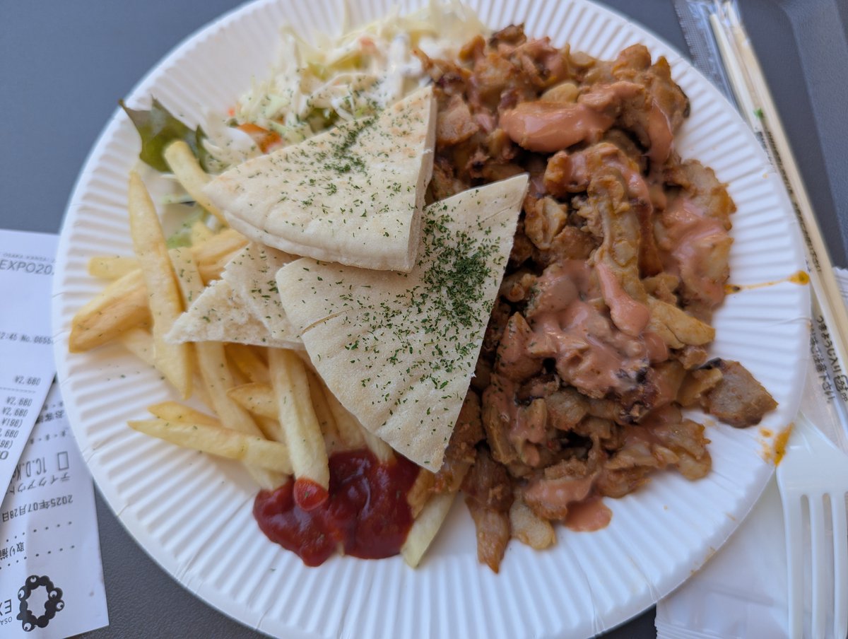 rk007rk007's tweet image. 熱々の万博でお昼〜チキンケバブと韓国のハンバーガー🤗辛くてままは食べれなかったけど、久しぶりに美味いって思いました😁まぁ普通かな〜って言ってますけど、パリパリのチキンにピリ辛のソースがバッチリでした