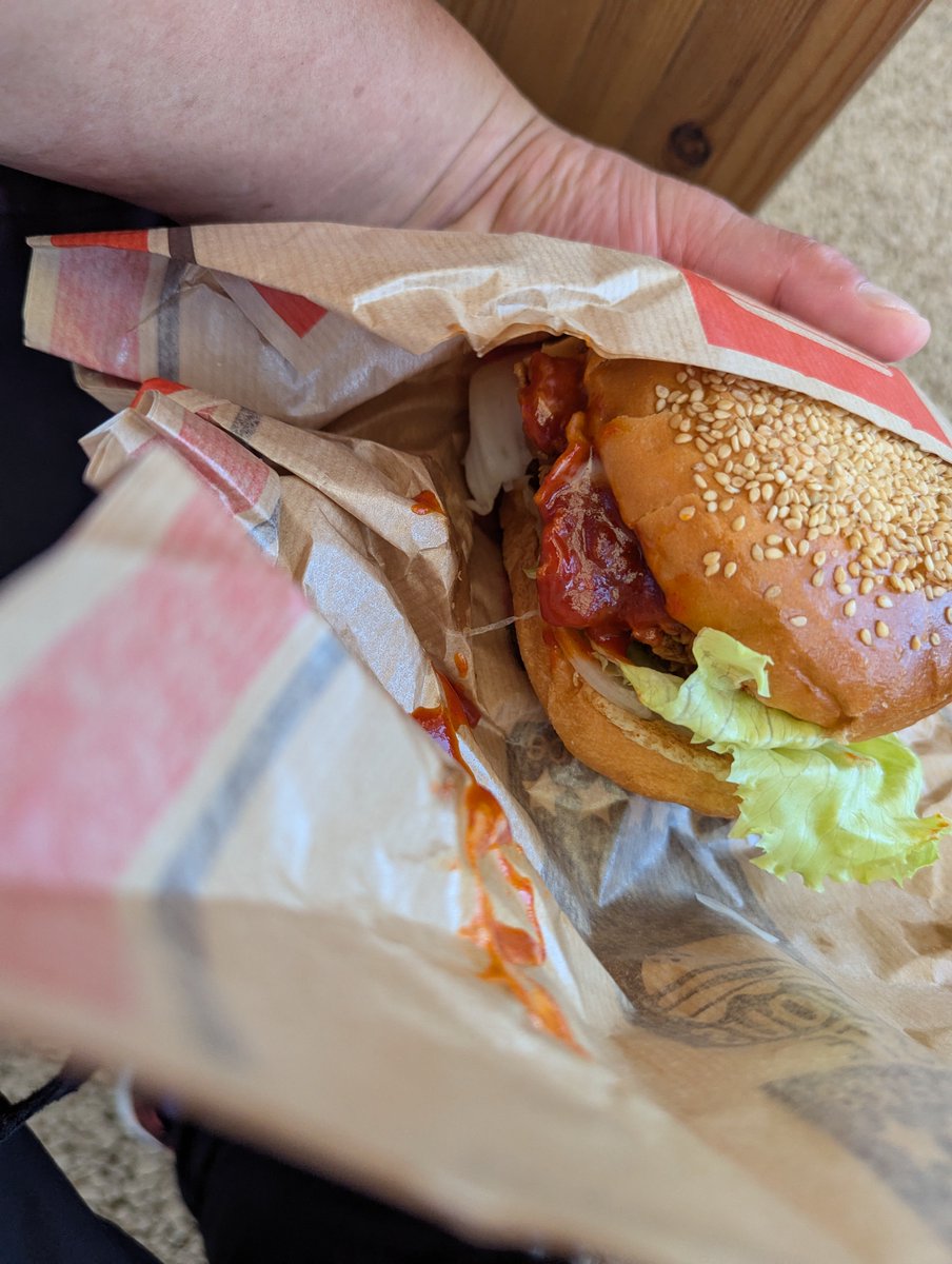 rk007rk007's tweet image. 熱々の万博でお昼〜チキンケバブと韓国のハンバーガー🤗辛くてままは食べれなかったけど、久しぶりに美味いって思いました😁まぁ普通かな〜って言ってますけど、パリパリのチキンにピリ辛のソースがバッチリでした