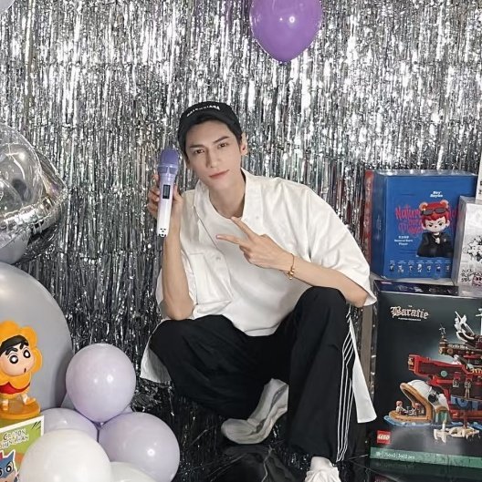 _mxxnlit's tweet image. 커스텀 마이크도 생겼겠다 그 마이크 들고 콘서트 하자 오빠야