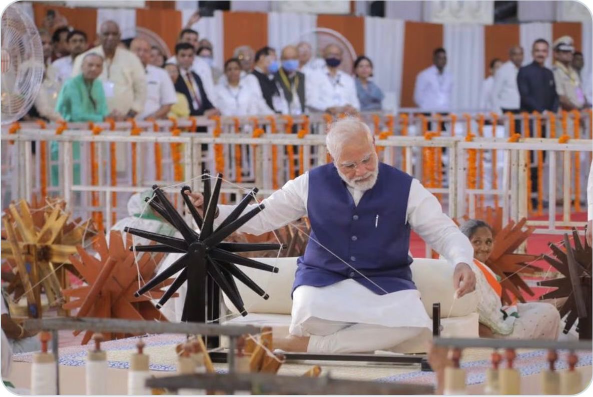 v_shrivsatish's tweet image. Over the last decade, under the visionary leadership of Hon’ble PM @narendramodi, India’s textile sector has undergone a silent revolution where Khadi has been reborn as a symbol of national pride, and artisans once on the margins now stand at the heart of India’s growth story.…