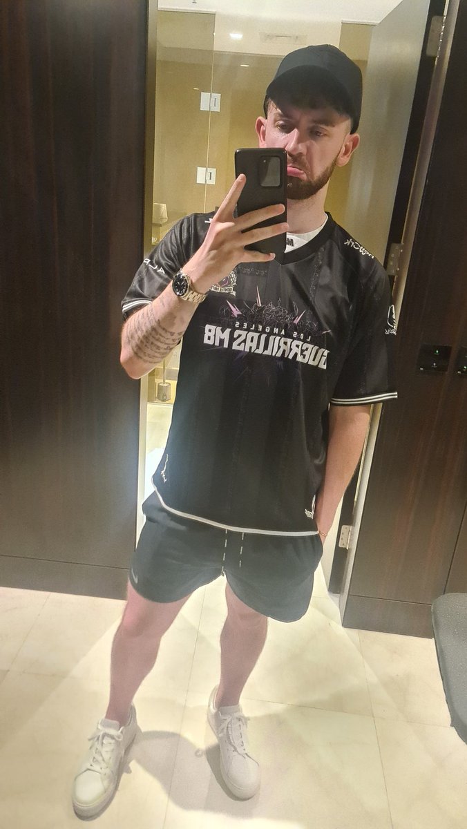 EnigmaAMC's tweet image. Ready for a 16 hour travel day, on 3 hours sleep. 😭💜