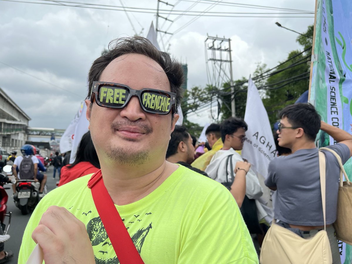 bulatlat's tweet photo. LOOK: Journalists and artists join the #PeoplesSONA to call for release of community journalist Frenchie Mae Cumpio and repeal of Terror Law. https://t.co/lvrjA2crJc