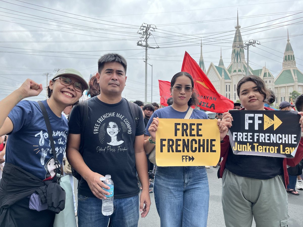 bulatlat's tweet photo. LOOK: Journalists and artists join the #PeoplesSONA to call for release of community journalist Frenchie Mae Cumpio and repeal of Terror Law. https://t.co/lvrjA2crJc