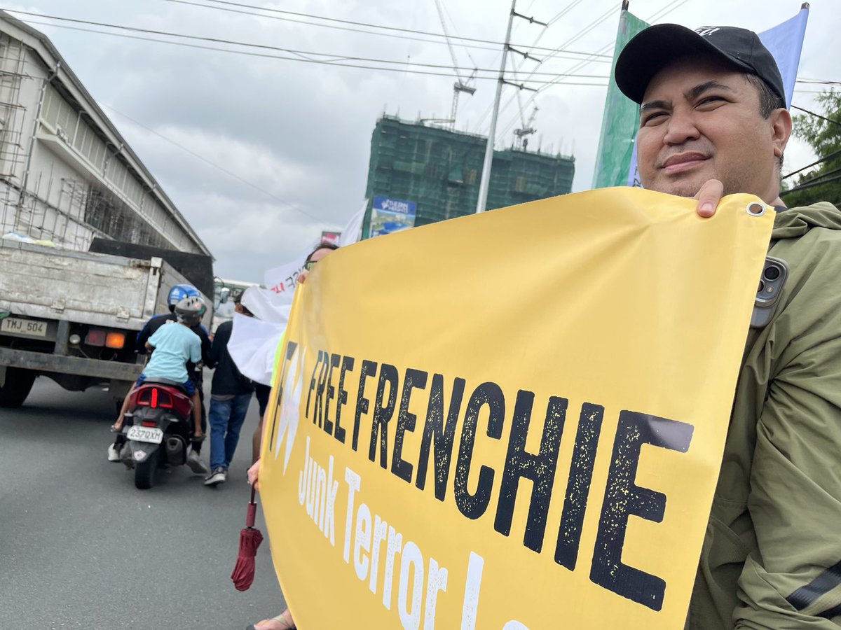 bulatlat's tweet photo. LOOK: Journalists and artists join the #PeoplesSONA to call for release of community journalist Frenchie Mae Cumpio and repeal of Terror Law. https://t.co/lvrjA2crJc