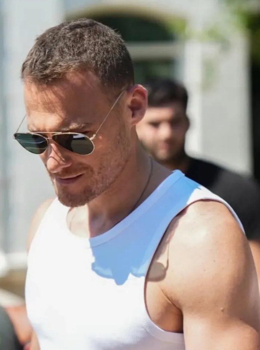 “No importa lo despacio q vayas siempre y cuando no te detengas”
#KeremBürsin 

Buenos días y feliz semana chicas!!! ❤️😘