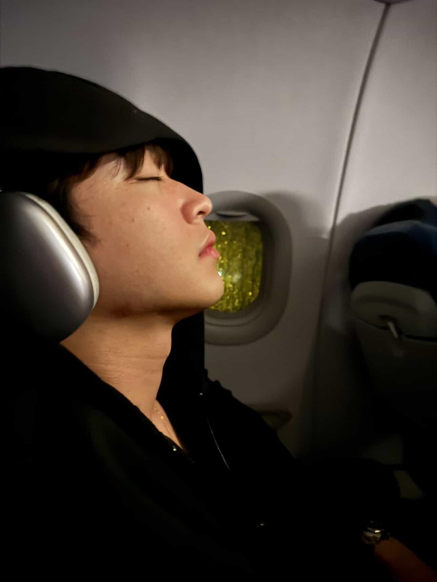 str4wberrice's tweet image. ang cute niya mag sleep