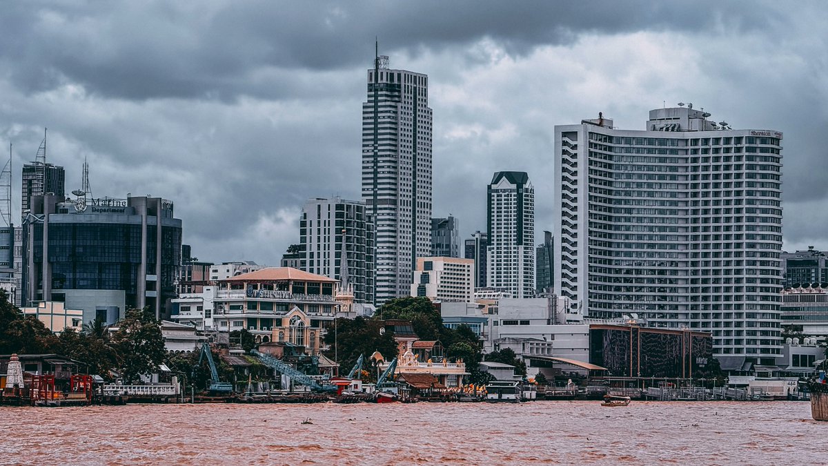 johnmangobk's tweet image. Moody skies over the Chao Phraya 🌧️
Bangkok never stops—rain or shine, the skyline stuns.
📍 Riverside vibes in the heart of the city
#BangkokViews #ChaoPhrayaRiver #UrbanJungle #BKKLife #CityscapeVibes