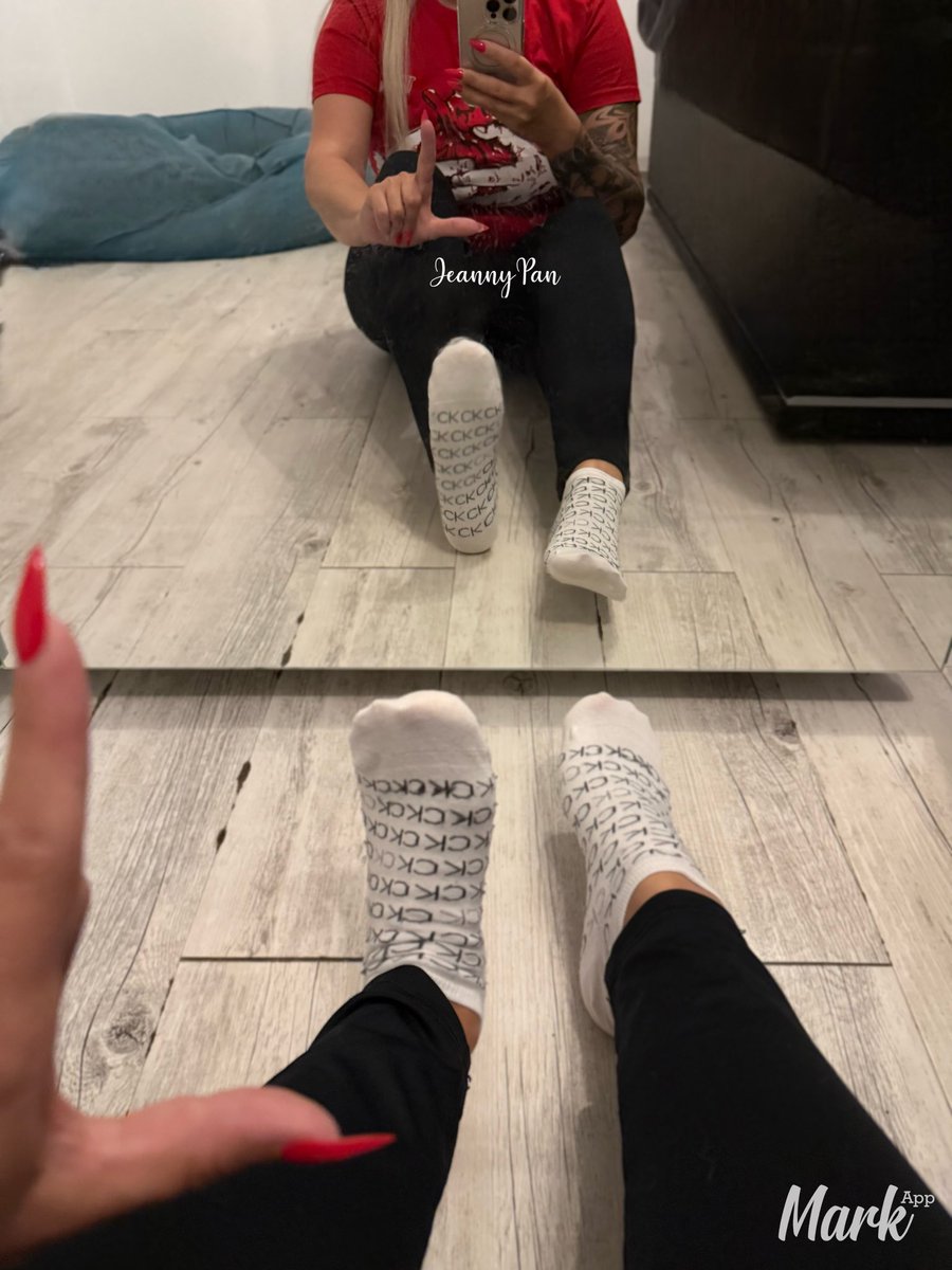 Diese weißen Socken werden heute den ganzen Tag meine perfekten Füße umschmeicheln.

Du darfst sie dir ansehen – aber anfassen? Nur in deinen feuchten Träumen, Loser.

Du willst meine reinen Sohlen sehen? Dann sende Geldsklave 💸