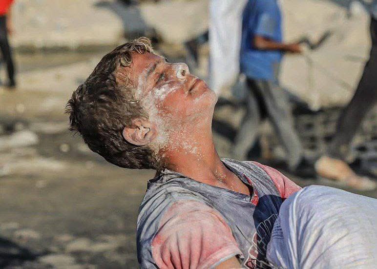 jaffery_anam's tweet image. A hungry child, exhausted and trembling, carries a heavy bag of flour he got from aid trucks northwest of Gaza City — barely surviving Israeli gunfire. 💔🥀🎒🕊️🇵🇸
#GazaStarving
#GazaGenocide
#WeAllHaveKids