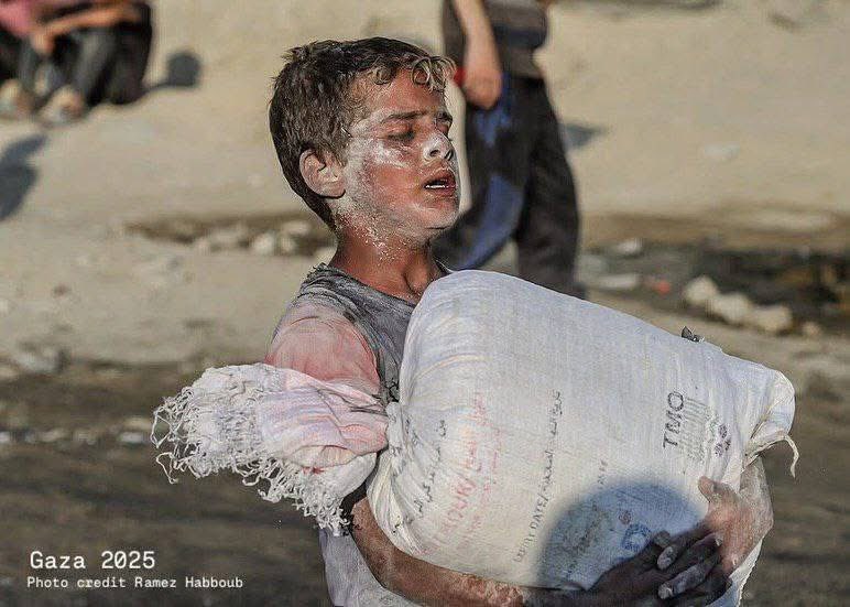 jaffery_anam's tweet image. A hungry child, exhausted and trembling, carries a heavy bag of flour he got from aid trucks northwest of Gaza City — barely surviving Israeli gunfire. 💔🥀🎒🕊️🇵🇸
#GazaStarving
#GazaGenocide
#WeAllHaveKids